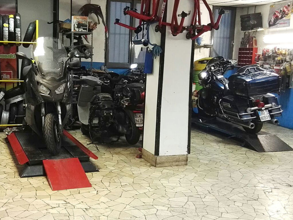 A.C.-MotoService-Roma-l'officina-interna