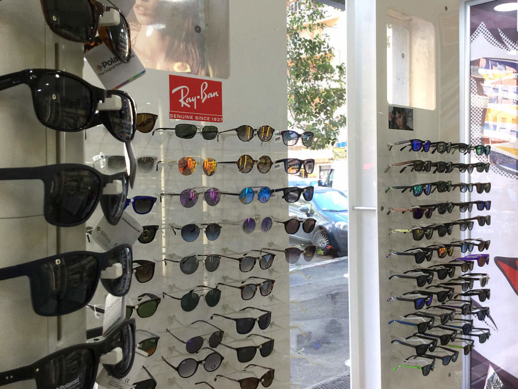 ottica-cardano-di-rava-espositore-occhiali-da-sole-ray-ban