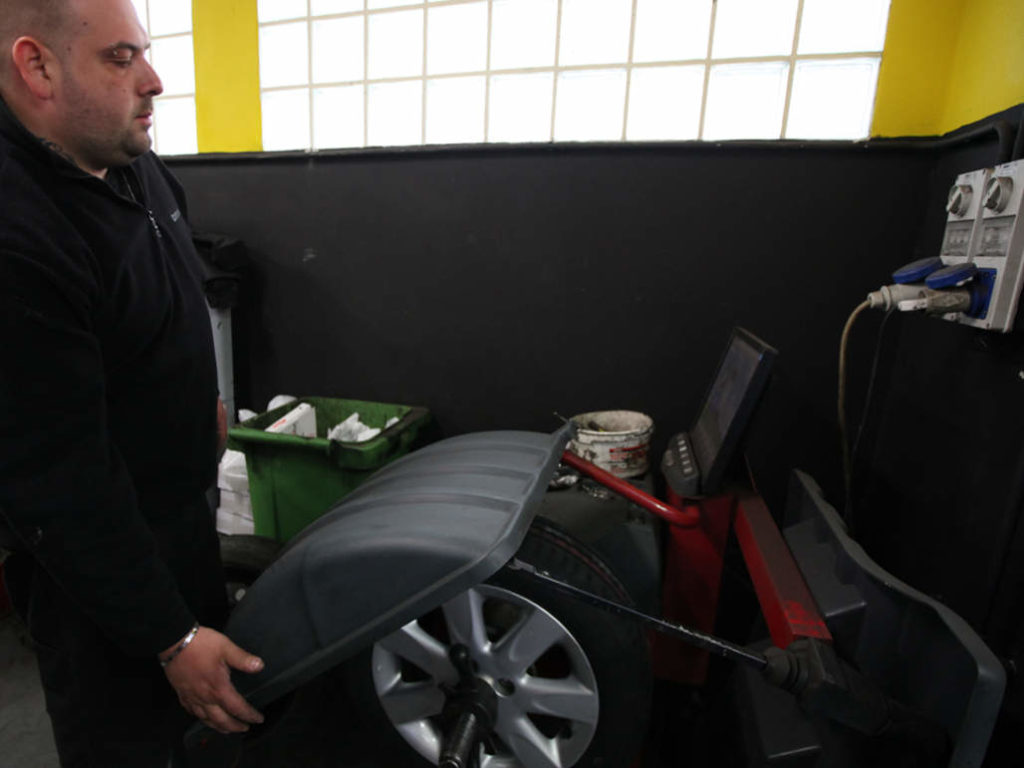 Del-Bene-Pneumatici-servizio-equilibratura-gomme-auto