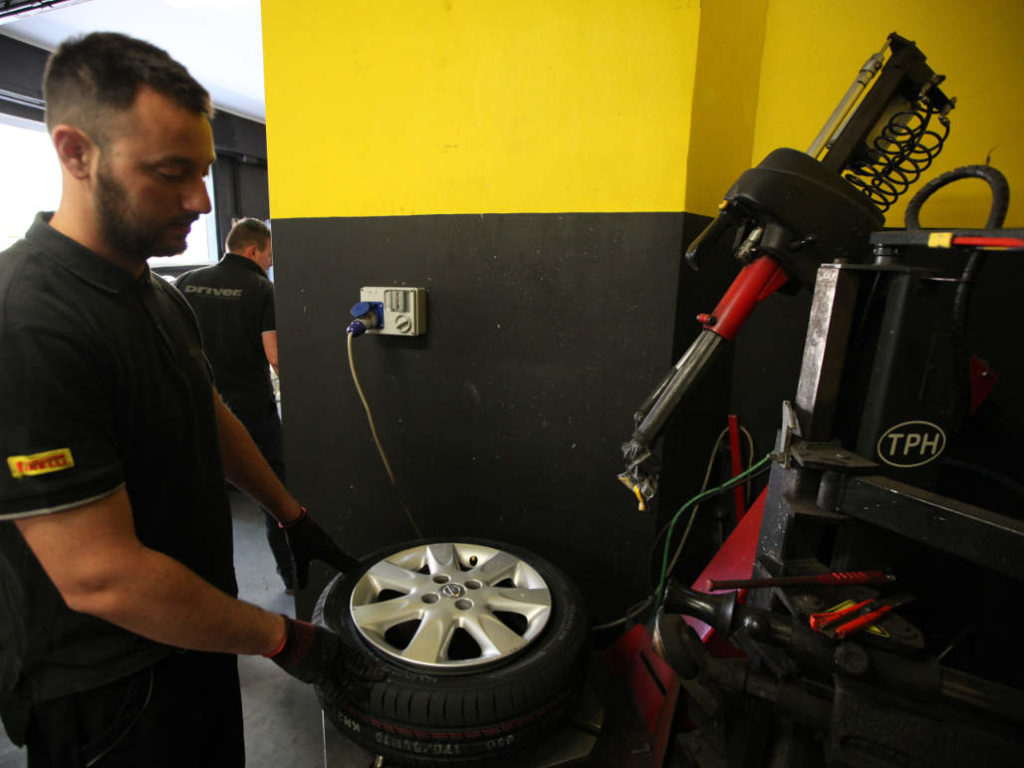 Del-Bene-Pneumatici-sostituzione-gomme-auto-Roma-prenestina-con-macchinari-di-precisione