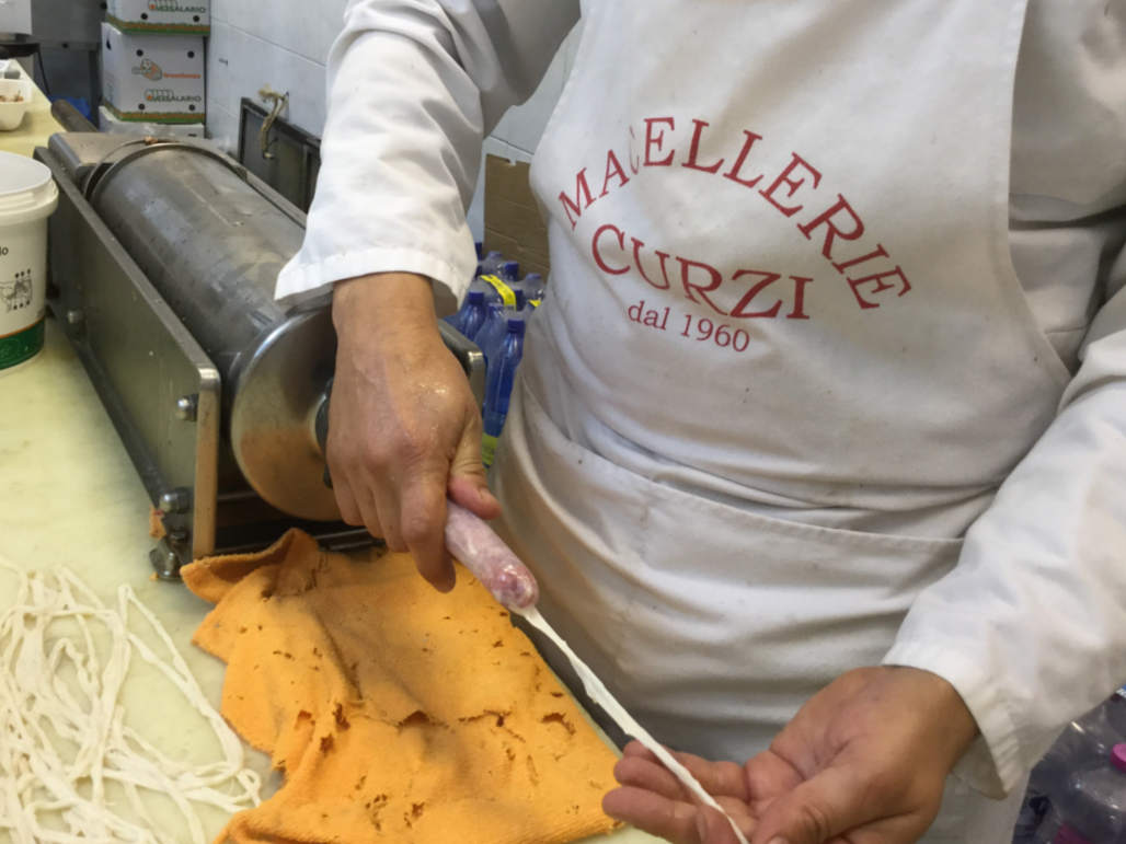 Macelleria-Curzi-a-Roma-preparazione-di-salsicce-con-budello