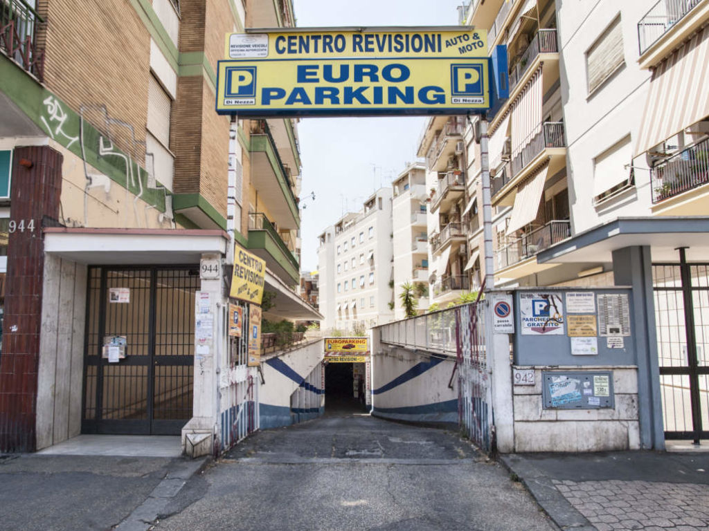 Euro-Parking-Tuscolana-a-Roma-l'ingresso-al-parcheggio