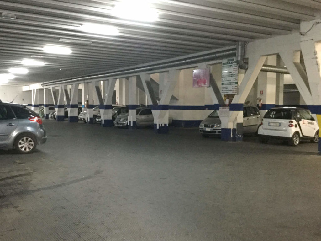 Euro-Parking-Tuscolana-a-Roma-visuale-interna-del-garage-coperto