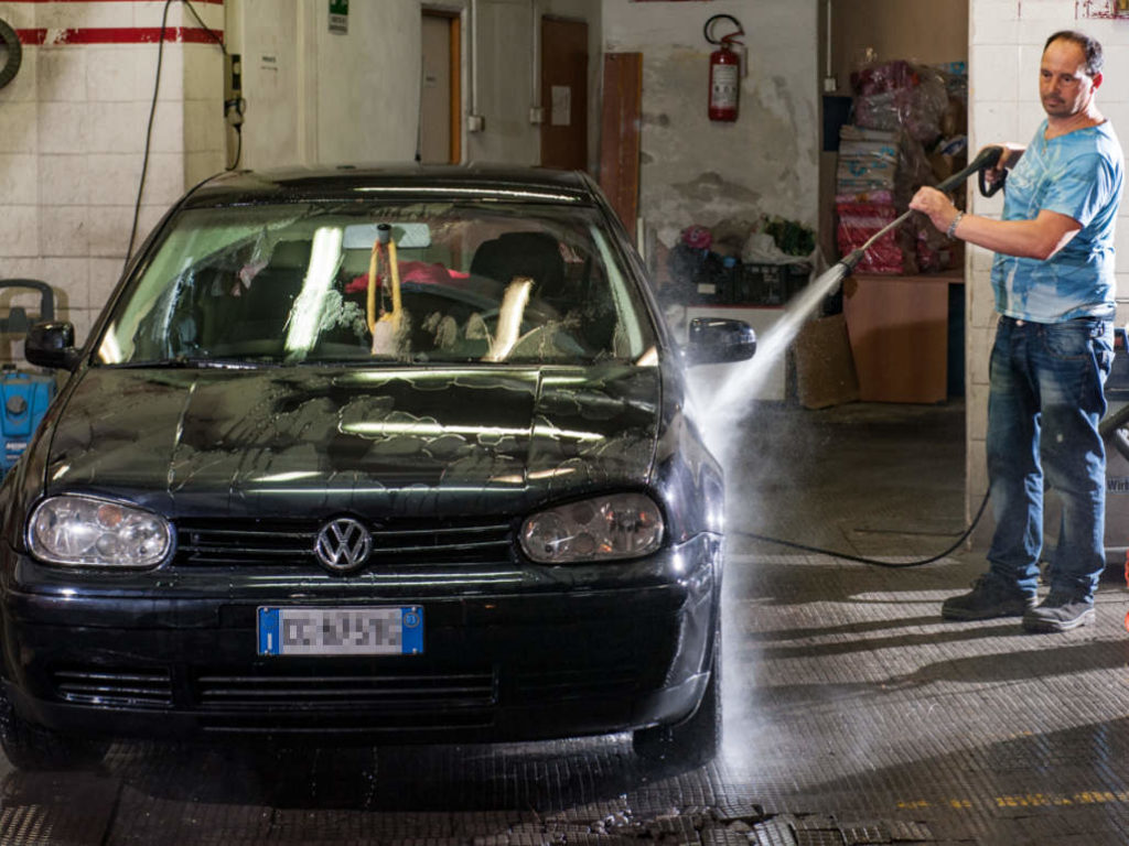 Euro-Parking-Tuscolana-a-Roma-è-anche-lavaggio-auto-a-mano