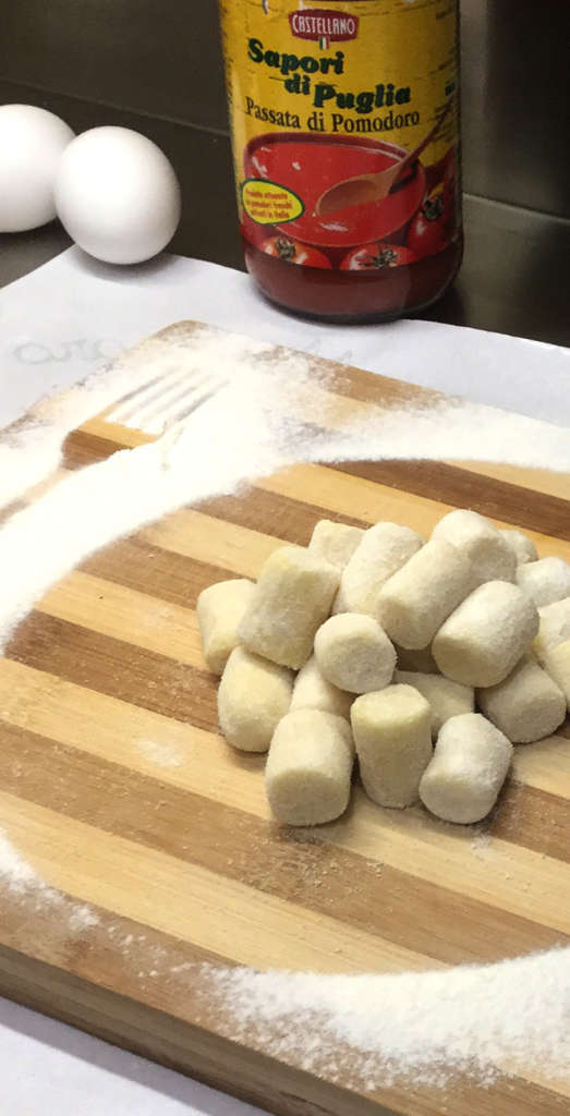 Marinaro-pasta-all'uovo-Roma-lavorazione-di-gnocchi-di-patate-freschi